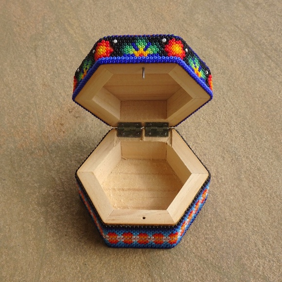 Colorful Vintage Beaded Mexican Folk Art Decorativ Box Handmade Huichol Treasure - Picture 3 of 9